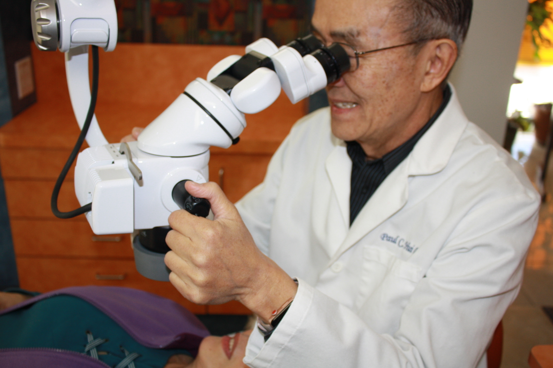 Dr. Hui Using a Root Canal Microscope